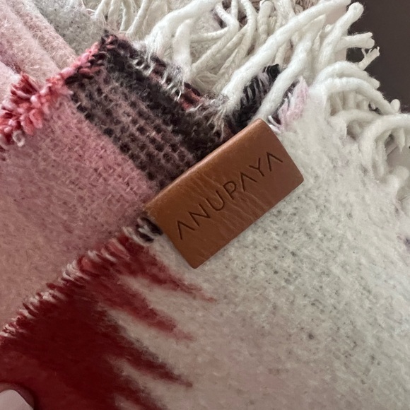 ANUPAYA recycled wool blankets pink motif Canadian made - Picture 4 of 5